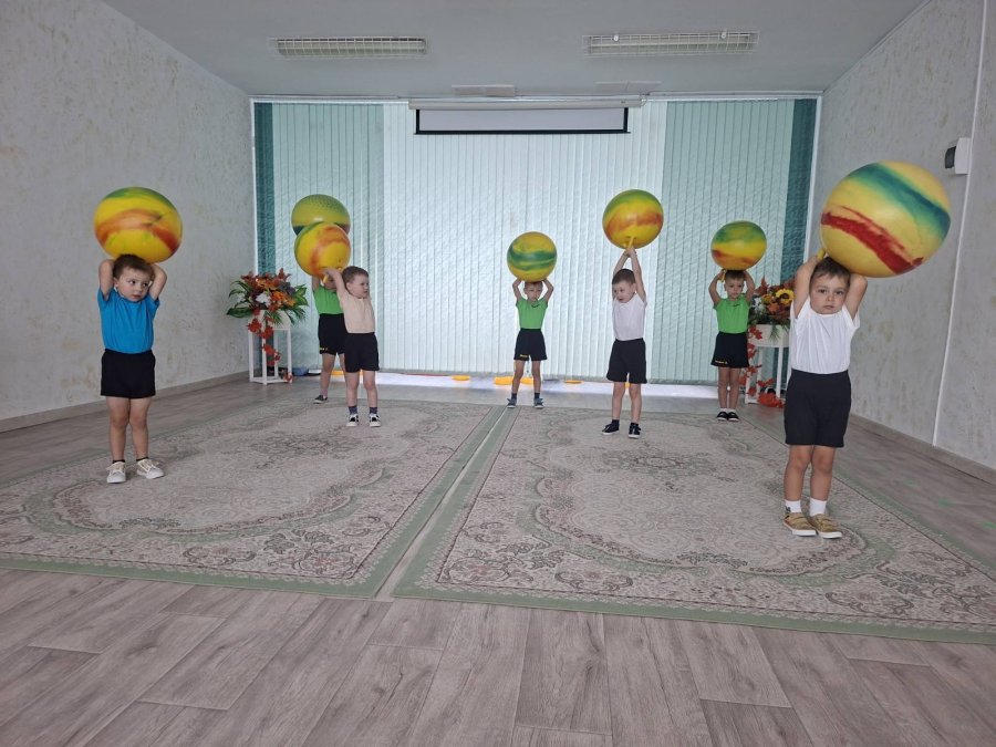 С мячами играем - здоровье укрепляем