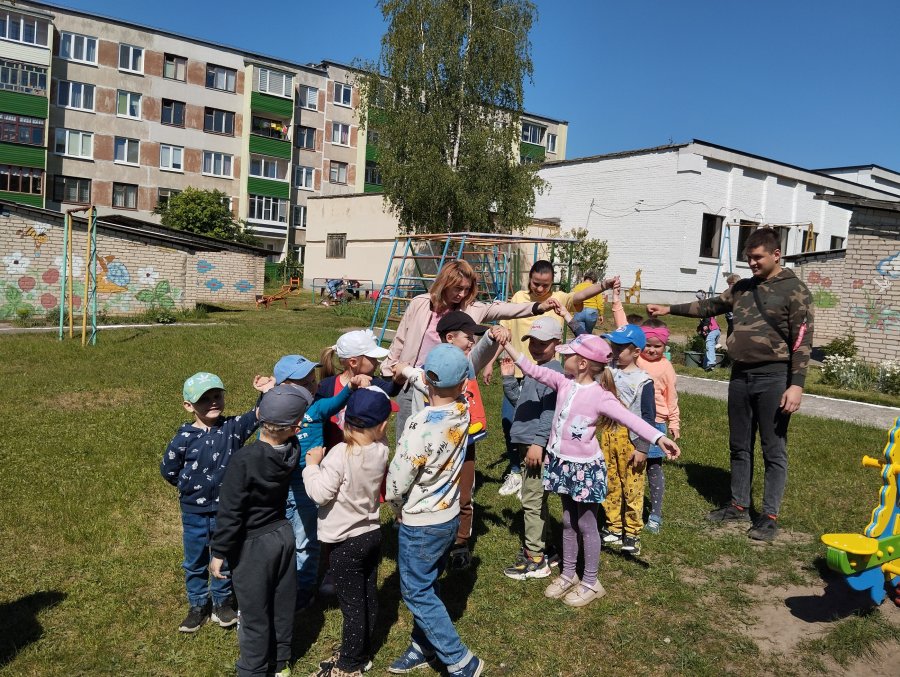 Веселая прогулка вместе с родителями